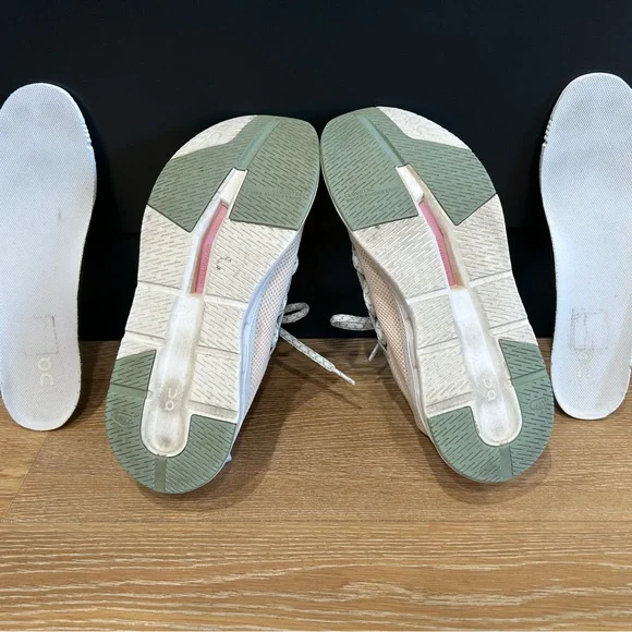 On Cloudeasy women’s size 9 - Picture 6 of 9